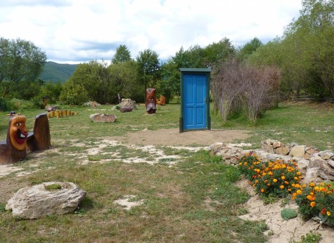 Minigaleria drewnianych świątyń i „Drzwi do Połonin“ w Uliczu 